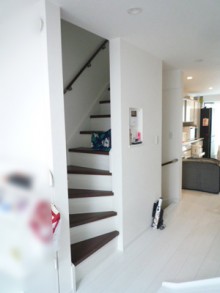 戸建て階段部分に建具を取り付け冷暖房効率ＵＰ！！